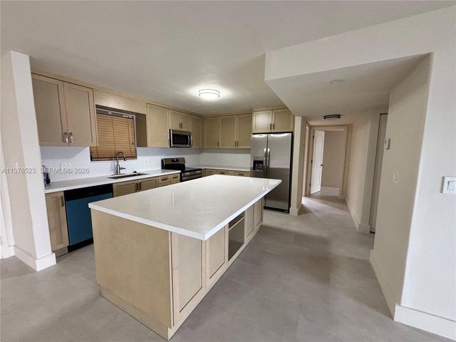 605 Ives Dairy Rd 102-7, Miami, FL 33179