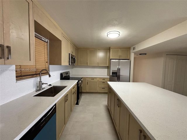 605 Ives Dairy Rd 102-7, Miami, FL 33179