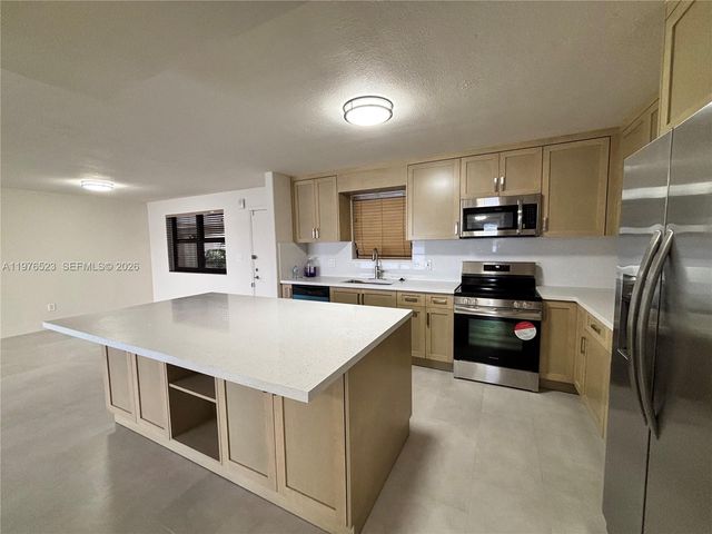 605 Ives Dairy Rd 102-7, Miami, FL 33179