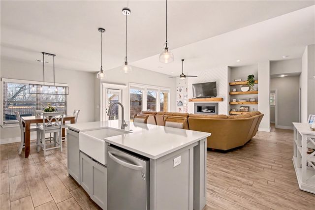 5529 W Poison Springs Drive, Fayetteville, AR 72704