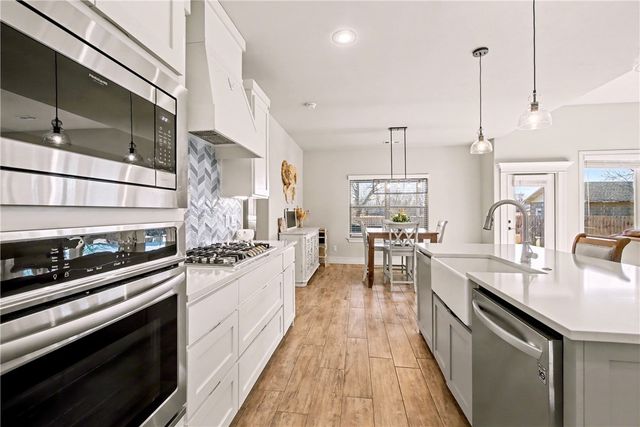 5529 W Poison Springs Drive, Fayetteville, AR 72704