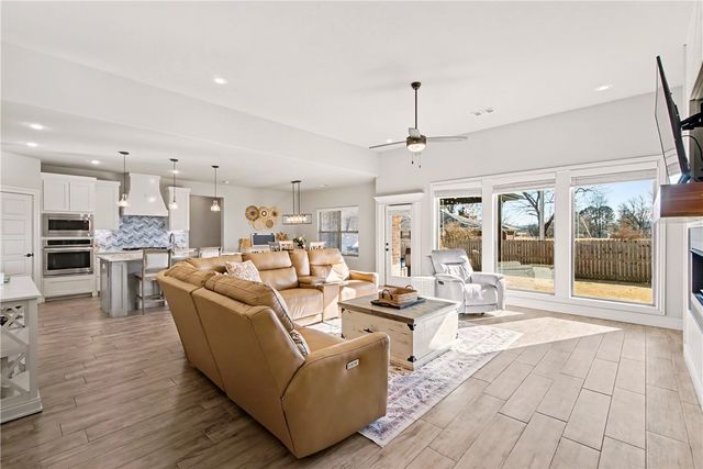 5529 W Poison Springs Drive, Fayetteville, AR 72704