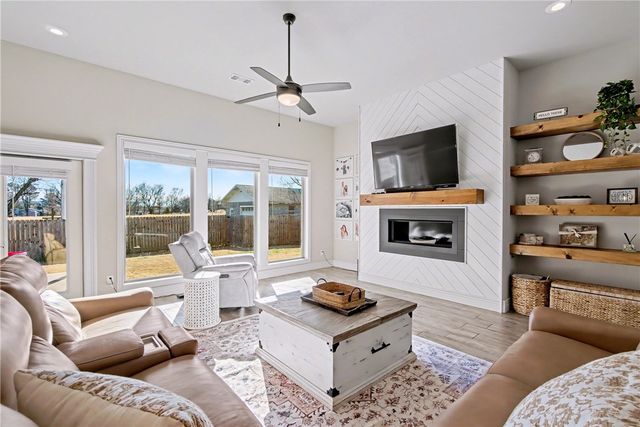 5529 W Poison Springs Drive, Fayetteville, AR 72704