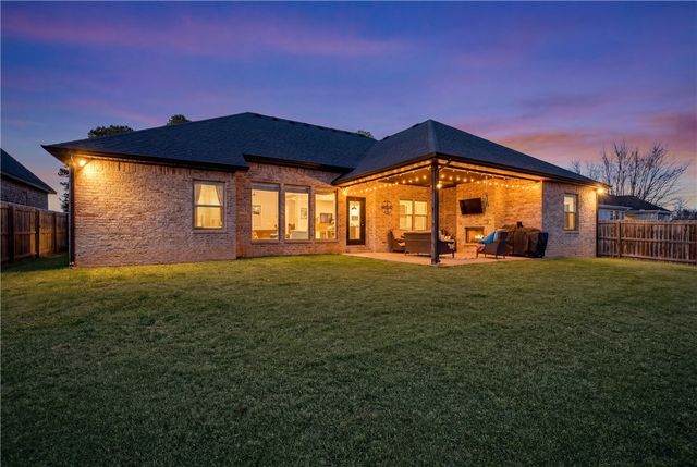 5529 W Poison Springs Drive, Fayetteville, AR 72704