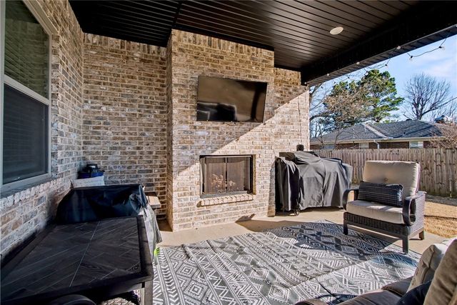 5529 W Poison Springs Drive, Fayetteville, AR 72704