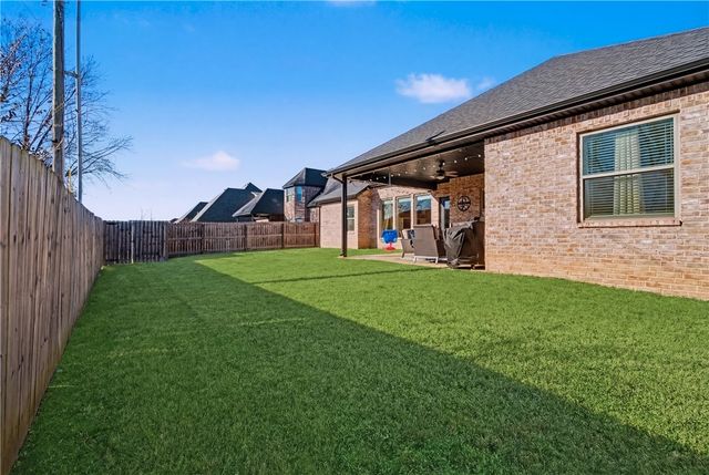 5529 W Poison Springs Drive, Fayetteville, AR 72704