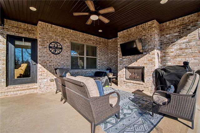 5529 W Poison Springs Drive, Fayetteville, AR 72704