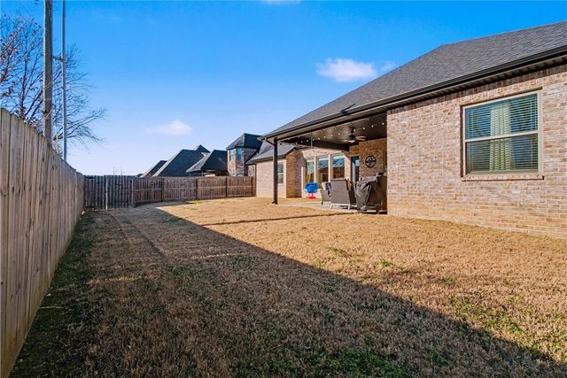 5529 W Poison Springs Drive, Fayetteville, AR 72704