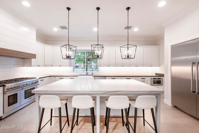 3216 E WELDON Avenue, Phoenix, AZ 85018