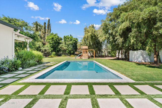 3216 E WELDON Avenue, Phoenix, AZ 85018