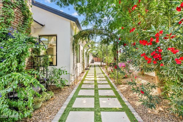 3216 E WELDON Avenue, Phoenix, AZ 85018