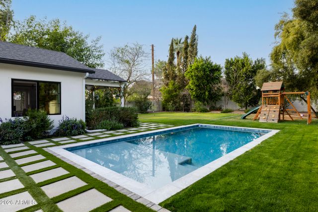 3216 E WELDON Avenue, Phoenix, AZ 85018