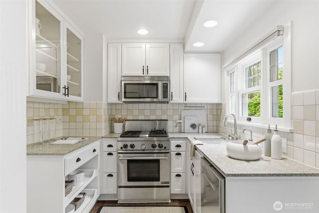 7348 Keen Way N, Seattle, WA 98103