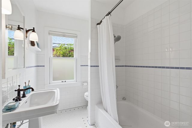 7348 Keen Way N, Seattle, WA 98103