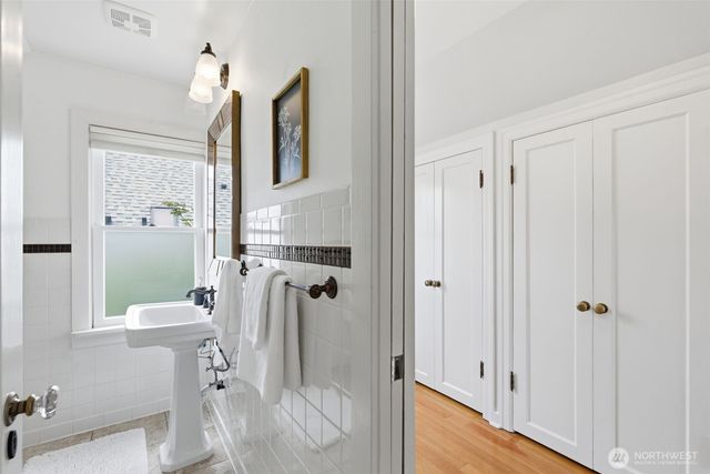 7348 Keen Way N, Seattle, WA 98103