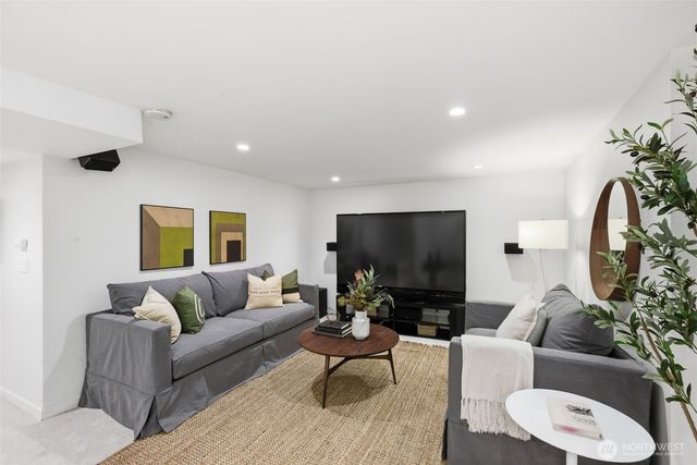 7348 Keen Way N, Seattle, WA 98103