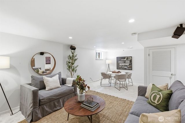7348 Keen Way N, Seattle, WA 98103