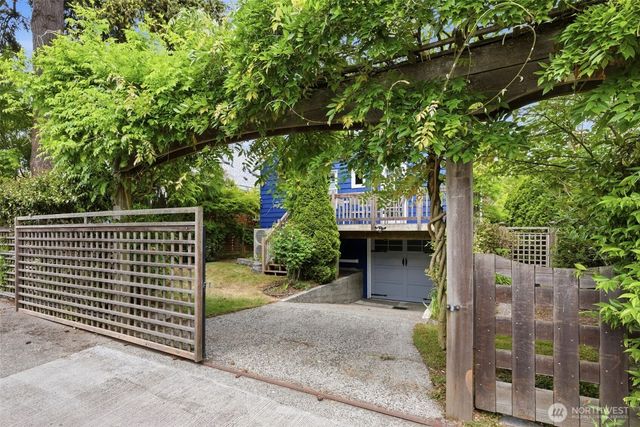 7348 Keen Way N, Seattle, WA 98103