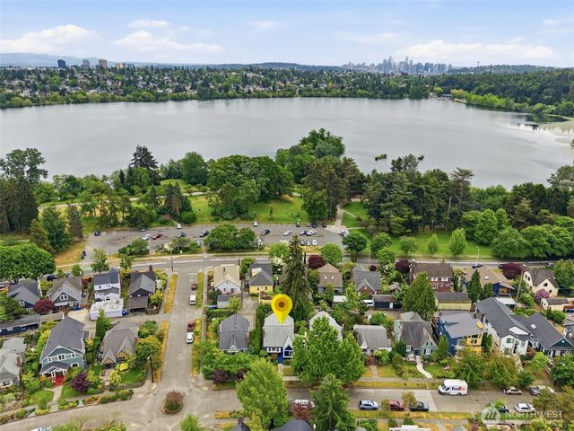 7348 Keen Way N, Seattle, WA 98103
