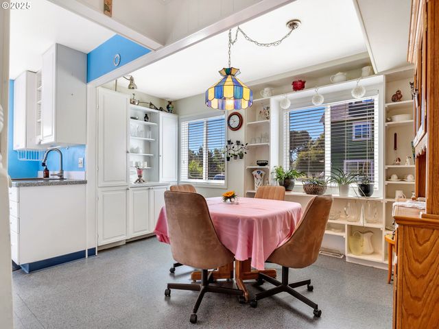 460 12TH Ave, Seaside, OR 97138