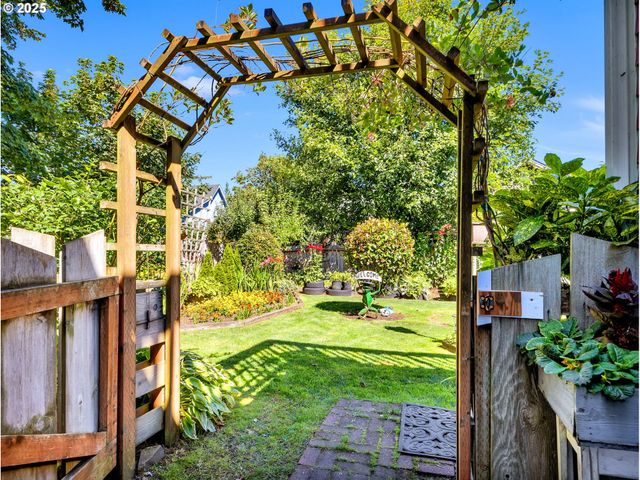 460 12TH Ave, Seaside, OR 97138