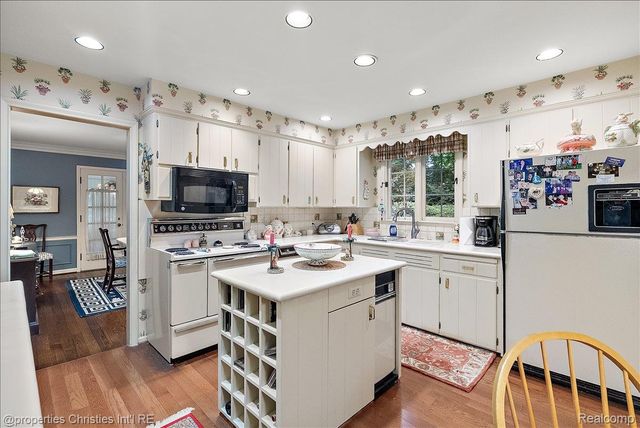 341 Westwood Drive, Bloomfield Hills, MI 48301