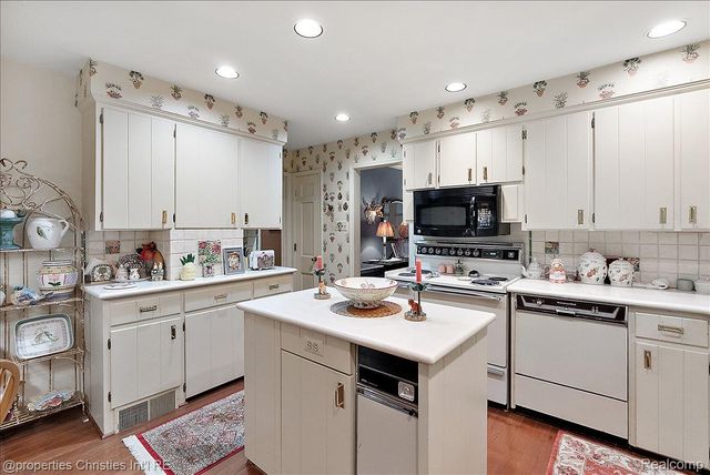 341 Westwood Drive, Bloomfield Hills, MI 48301