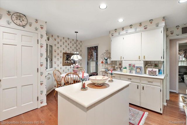 341 Westwood Drive, Bloomfield Hills, MI 48301