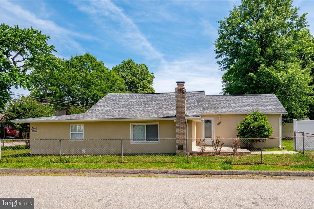 Image 1 of property listing at 851 SELBY BLVD, Edgewater, MD 21037
