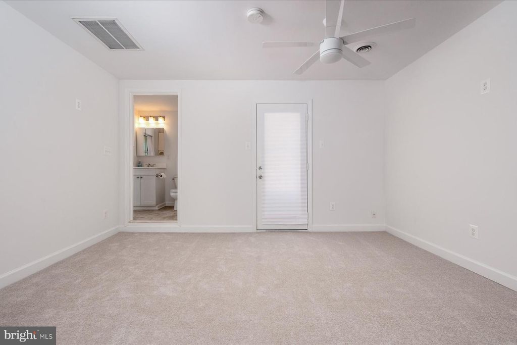 Image 10 of property listing at 851 SELBY BLVD, Edgewater, MD 21037