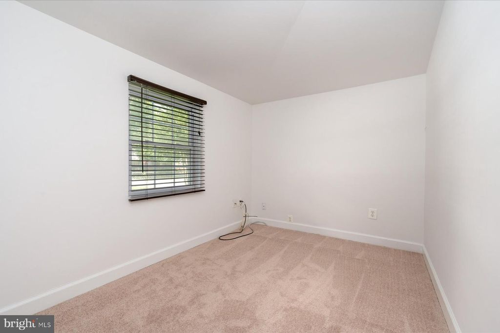 Image 11 of property listing at 851 SELBY BLVD, Edgewater, MD 21037