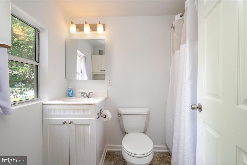 Image 14 of property listing at 851 SELBY BLVD, Edgewater, MD 21037