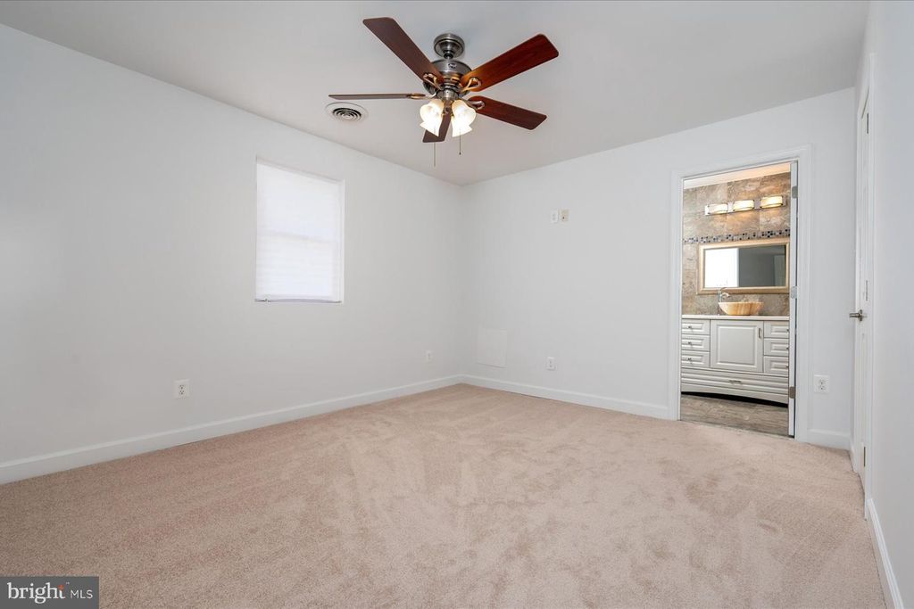 Image 15 of property listing at 851 SELBY BLVD, Edgewater, MD 21037