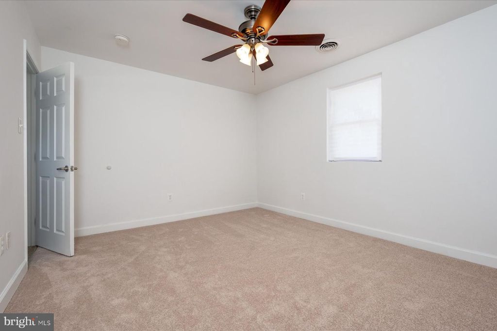 Image 17 of property listing at 851 SELBY BLVD, Edgewater, MD 21037