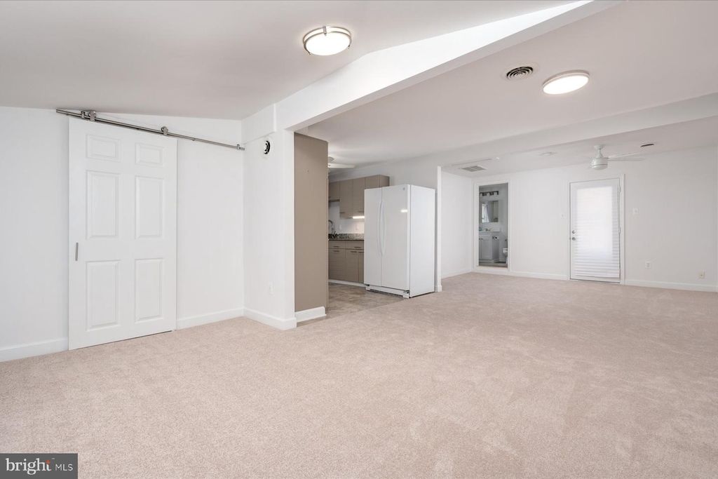 Image 2 of property listing at 851 SELBY BLVD, Edgewater, MD 21037