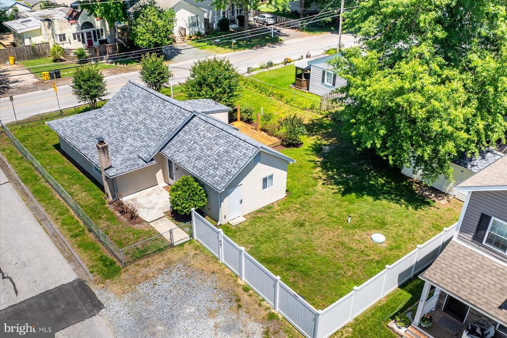 Image 21 of property listing at 851 SELBY BLVD, Edgewater, MD 21037