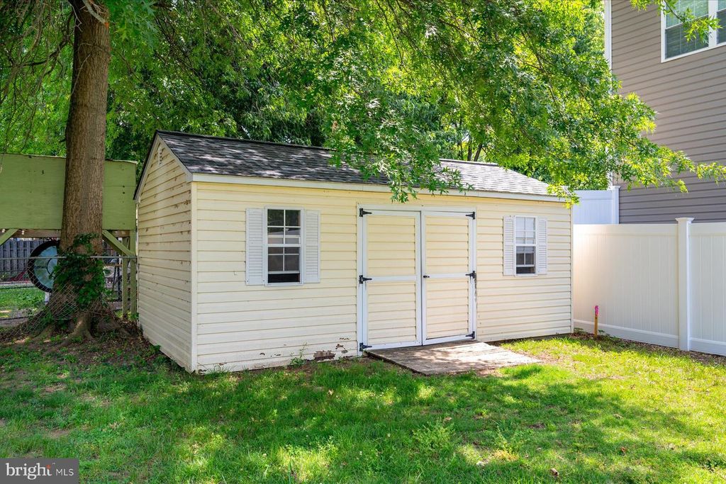 Image 24 of property listing at 851 SELBY BLVD, Edgewater, MD 21037