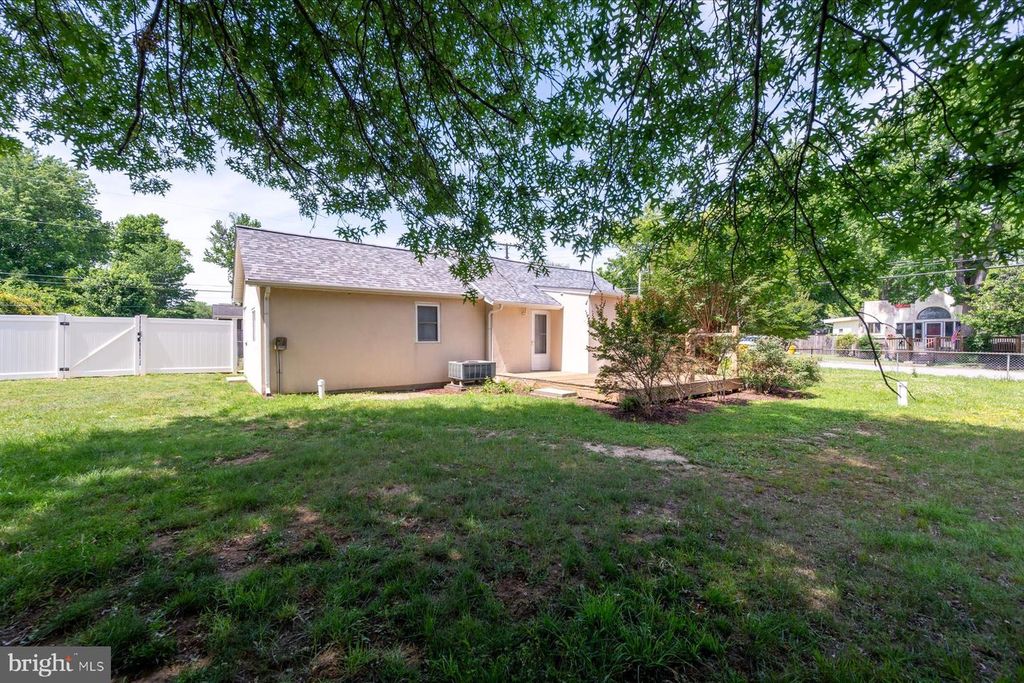 Image 26 of property listing at 851 SELBY BLVD, Edgewater, MD 21037