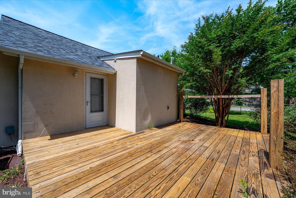 Image 27 of property listing at 851 SELBY BLVD, Edgewater, MD 21037