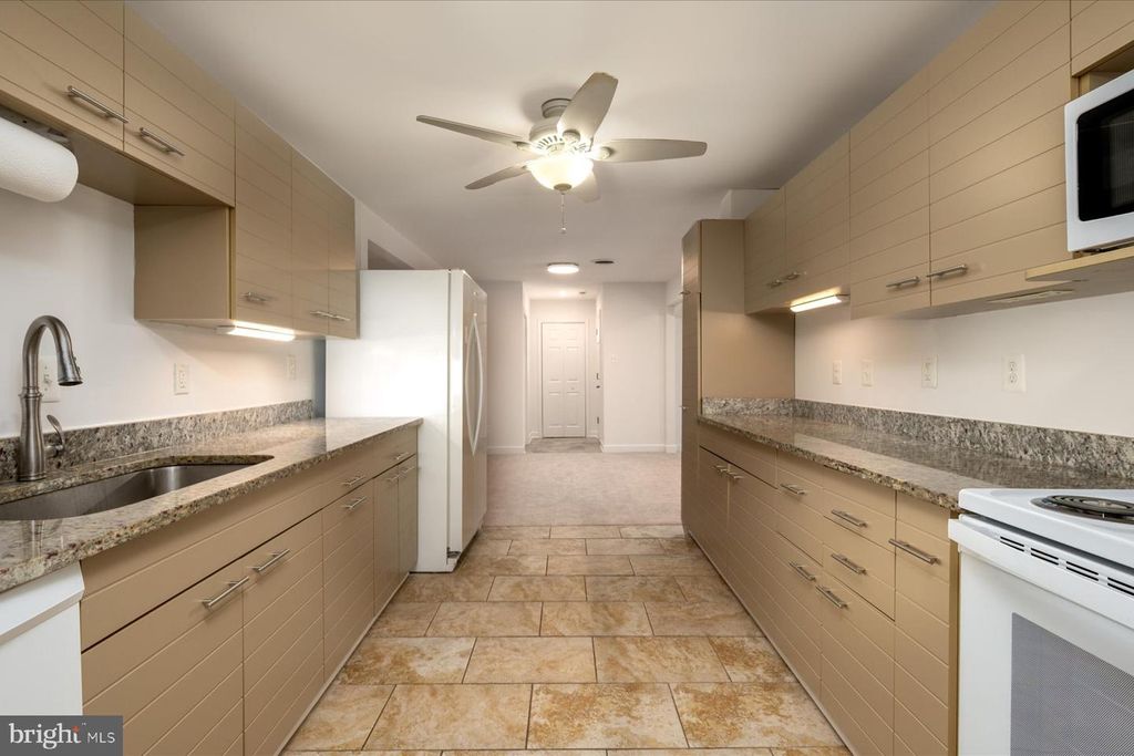 Image 3 of property listing at 851 SELBY BLVD, Edgewater, MD 21037