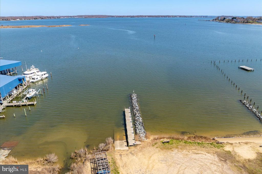 Image 34 of property listing at 851 SELBY BLVD, Edgewater, MD 21037