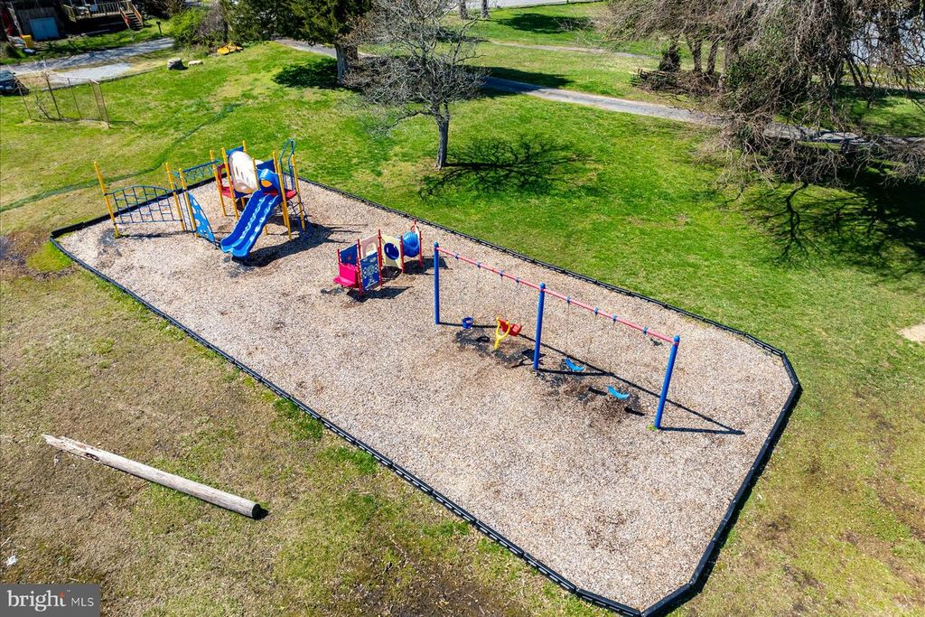 Image 35 of property listing at 851 SELBY BLVD, Edgewater, MD 21037