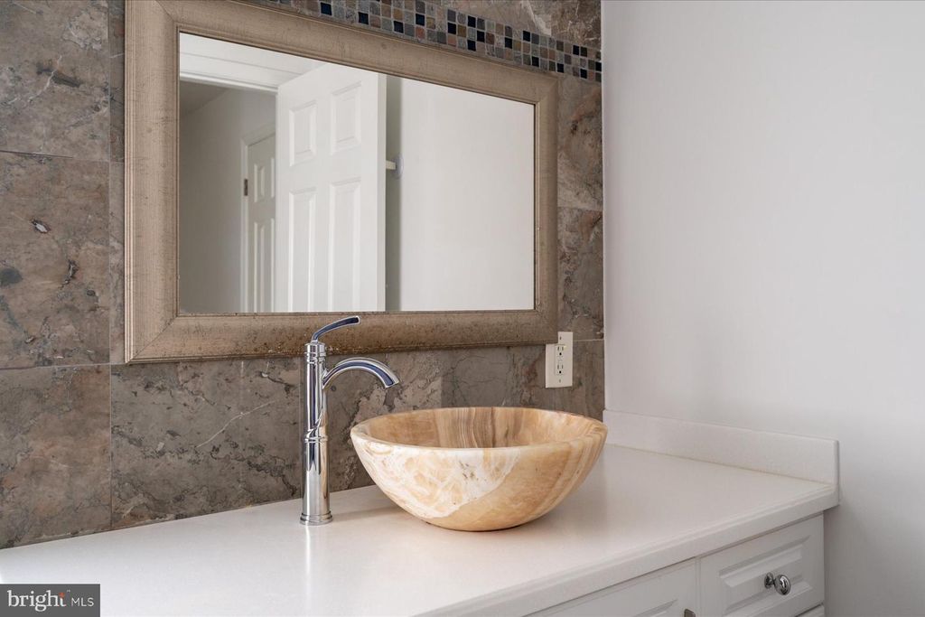 Image 4 of property listing at 851 SELBY BLVD, Edgewater, MD 21037