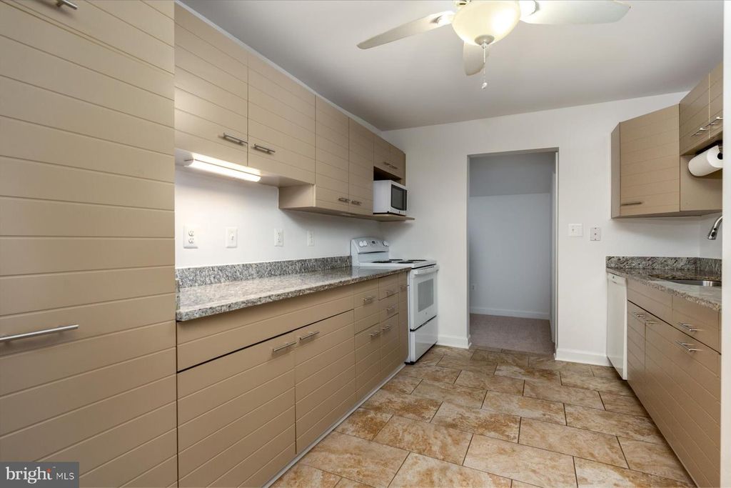 Image 7 of property listing at 851 SELBY BLVD, Edgewater, MD 21037