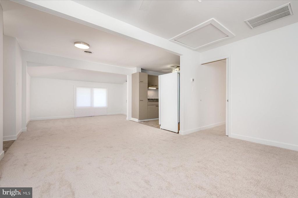 Image 9 of property listing at 851 SELBY BLVD, Edgewater, MD 21037