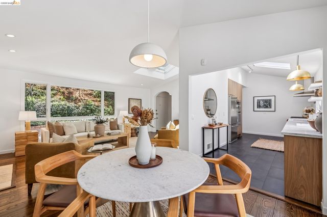 2059 Mastlands Dr, Oakland, CA 94611