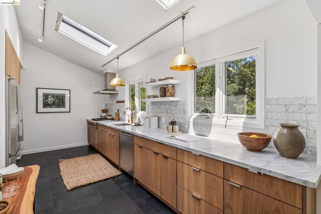 2059 Mastlands Dr, Oakland, CA 94611