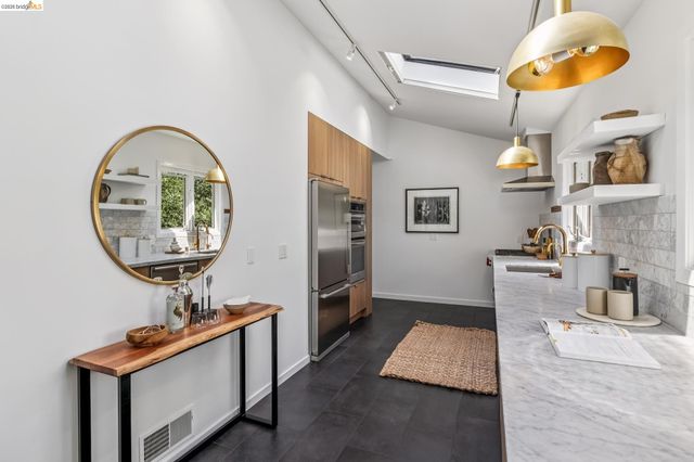 2059 Mastlands Dr, Oakland, CA 94611