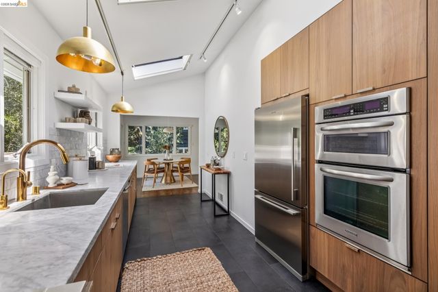 2059 Mastlands Dr, Oakland, CA 94611