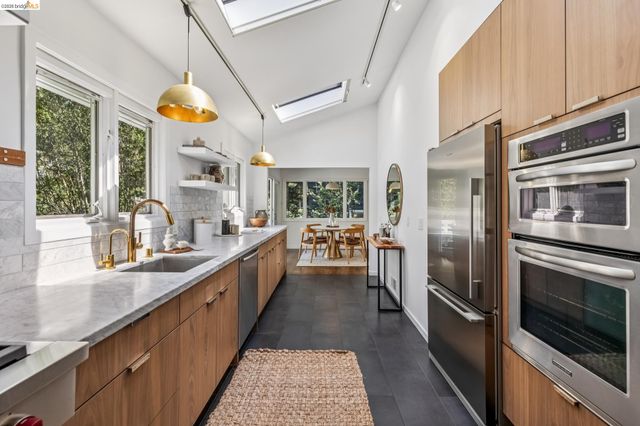 2059 Mastlands Dr, Oakland, CA 94611